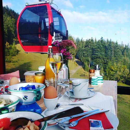 Breakfast at the cable car 