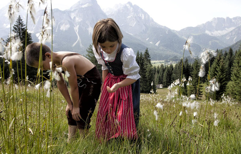 Kinderen in traditionele kostuums op de alp