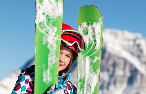 Kind mit Skiern 